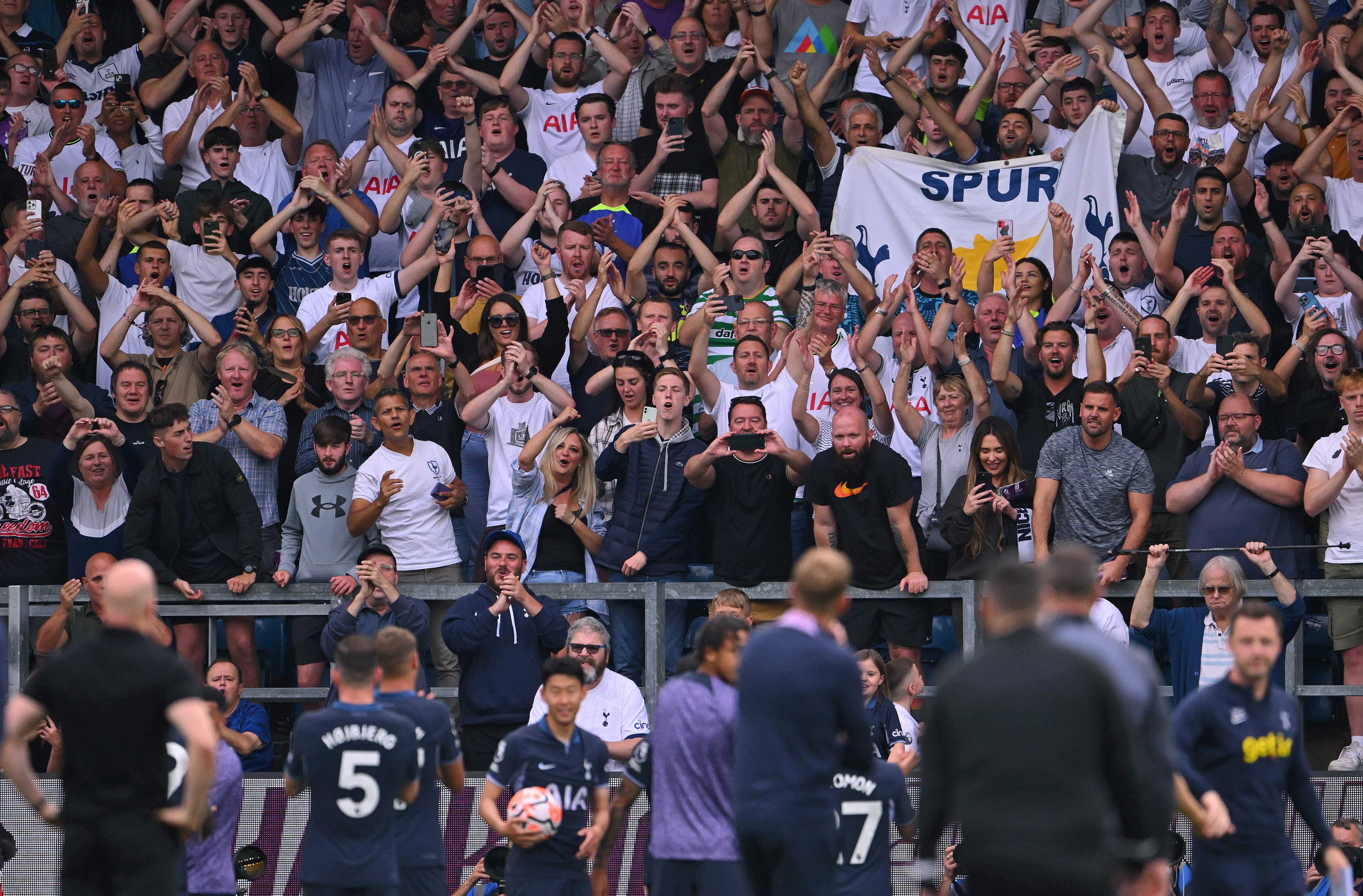 Tottenham fans pile in as Sheffield United manager and players